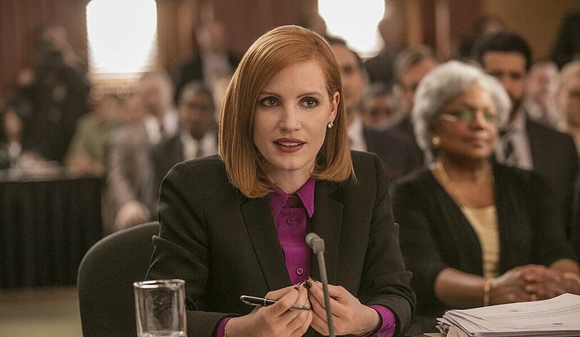 Elizabeth Sloane (Jessica Chastain) muss vor dem Untersuchungsausschuss aussagen.