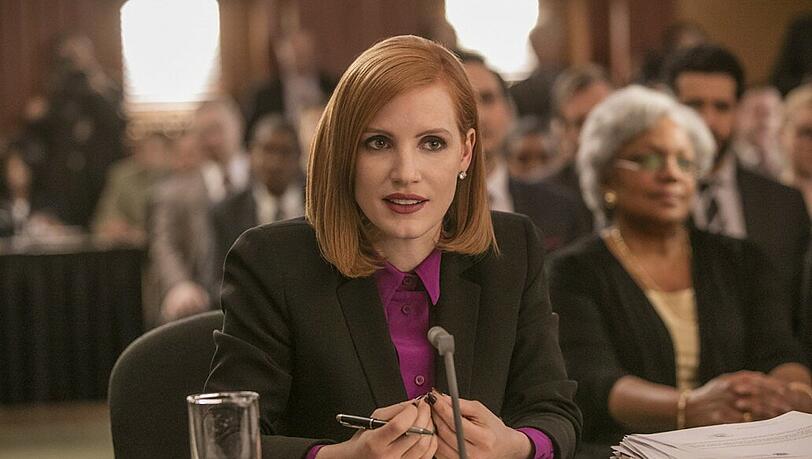 Elizabeth Sloane (Jessica Chastain) muss vor dem Untersuchungsausschuss aussagen.