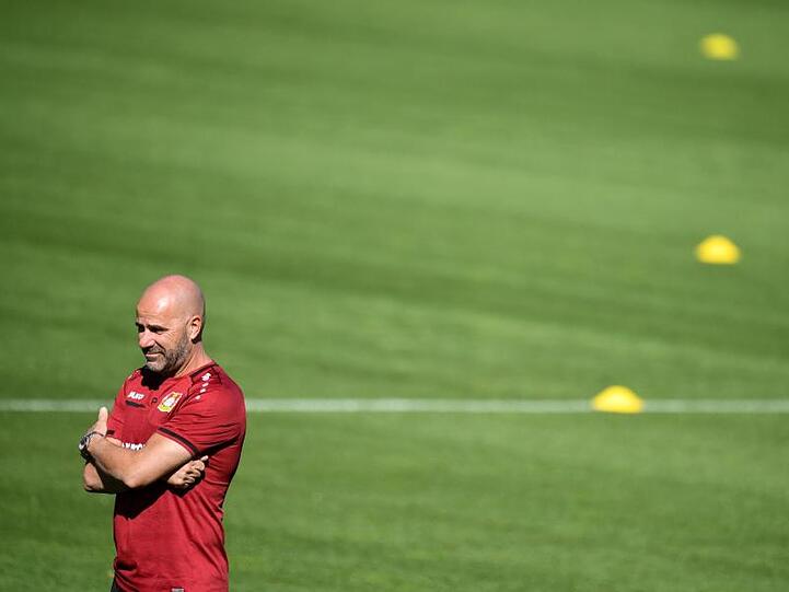 Leverkusens Coach Peter Bosz beobachtet das Training seiner Mannschaft.
