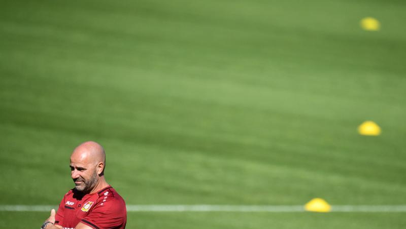 Leverkusens Coach Peter Bosz beobachtet das Training seiner Mannschaft. Leverkusens Coach Peter Bosz beobachtet das Training seiner Mannschaft.