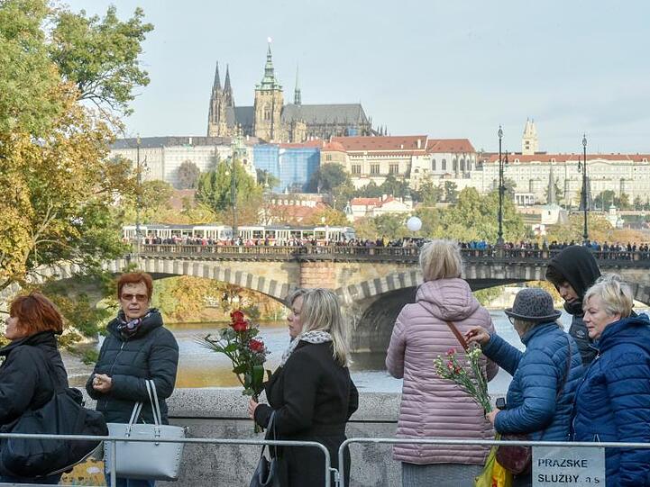Kilometerlang ist die Schlange vor dem Prager Sophienpalais.