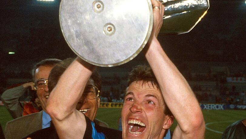 Matthäus mit dem Uefa-Cup. Matthäus mit dem Uefa-Cup.