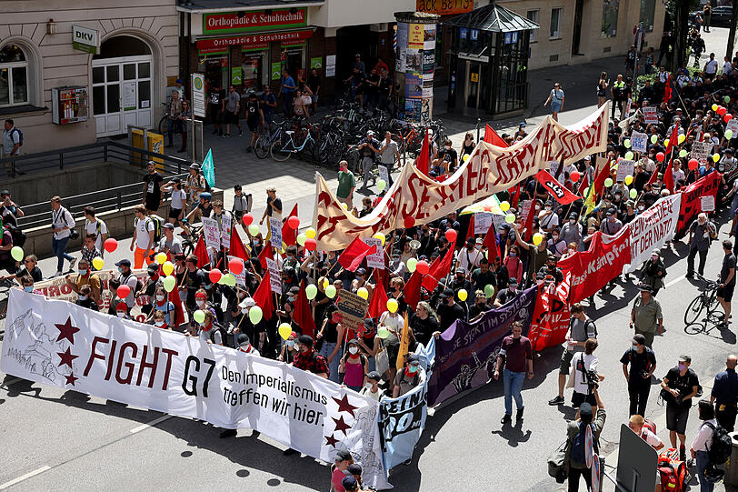 Die Demo-Teilnehmer laufen an der U-Bahnstation Poccistraße vorbei.