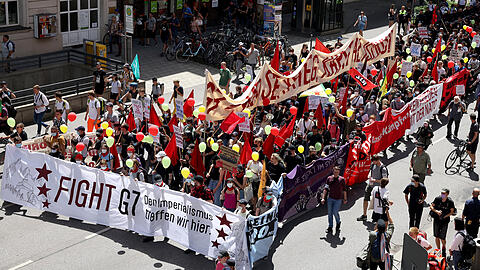 Die Demo-Teilnehmer laufen an der U-Bahnstation Poccistraße vorbei.