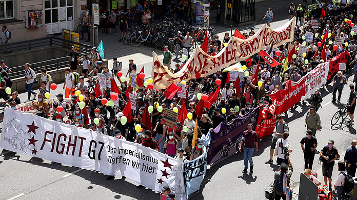 Die Demo-Teilnehmer laufen an der U-Bahnstation Poccistraße vorbei.