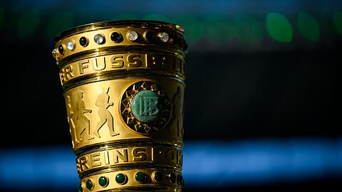 Der DFB-Pokal ist vor dem Spiel auf einem Podest zu sehen.