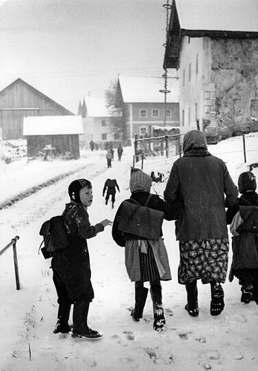 Eisiger Schulweg: Kalte Winter und dürftige Kleidung machten den Kindern im Bayerischen Wald zu schaffen.