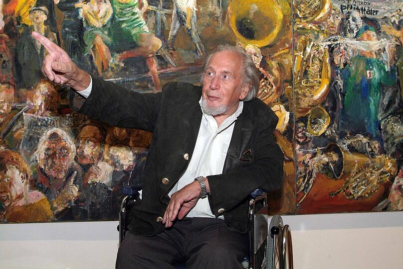 Der 80-jährige Bernhard Heisig vor seinem Bild „Gestern und in unserer Zeit“ im Berliner Gropius-Bau.