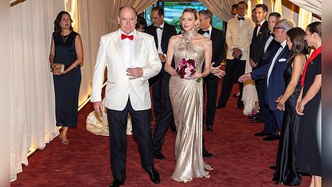 Das F&uuml;rstenpaar beim 77. Rotkreuzball in Monaco.