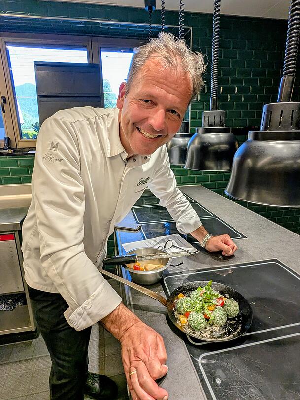 Thomas Kellermann in seiner Dichter-K&uuml;che. F&uuml;r die AZ hat er an seinem freien Tag Spinatkn&ouml;del angerichtet.