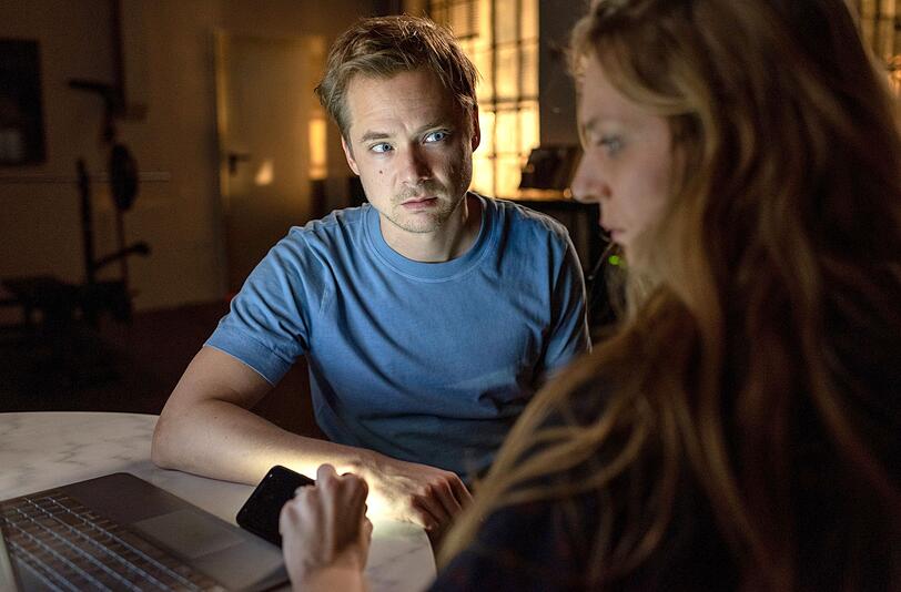 Die Polizisten Jan Kuper (Sven Schelker) und Anna Nowak (Lilith Stangenberg) interessieren sich f&uuml;reinander.