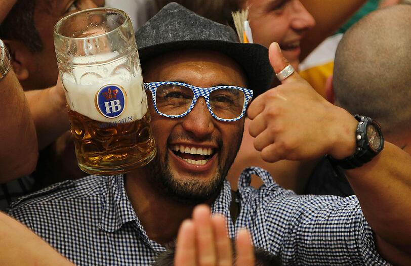 Bei schönstem Wetter sind auf der Wiesn die Zelte voll, die Stimmung ist ausgelassen: Die Wiesn 2011 beginnt