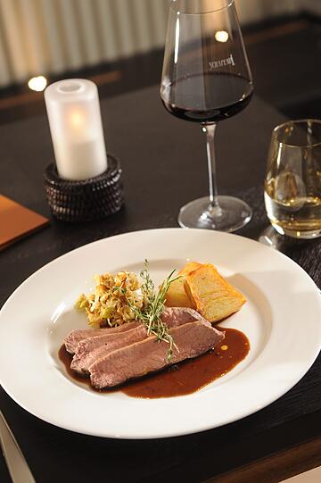 Aus der Region: Kalbstafelspitz an Thymiansauce mit Spitzkohlgemüse und Kartoffelterrine (19,50 Euro).