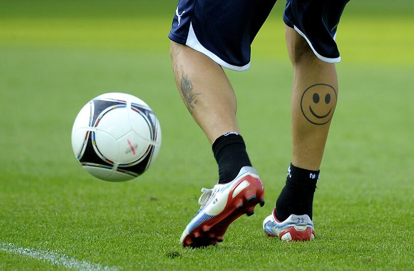 Am Unterschenkel hat der meist gut gelaunte Diamanti ein Smiley.