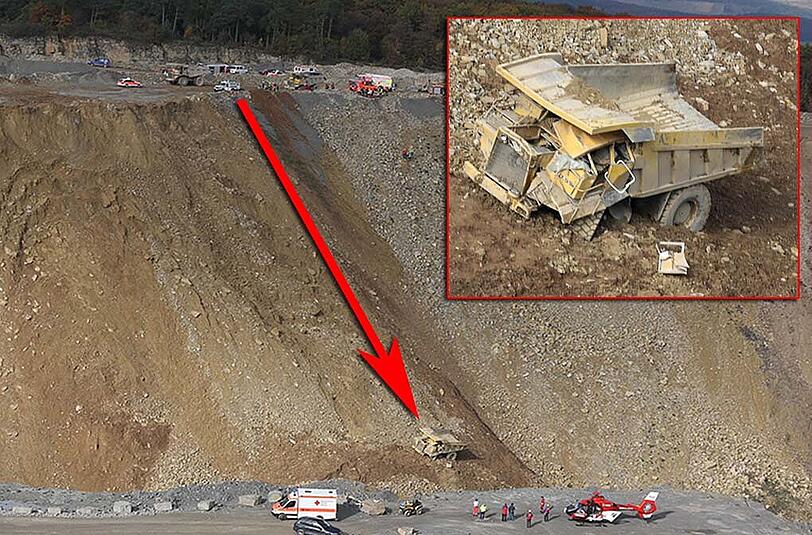 Der Kipper überschlug sich bei dem 60-Meter-Sturz immer wieder. Der Fahrer überlebte wie durch ein Wunder.