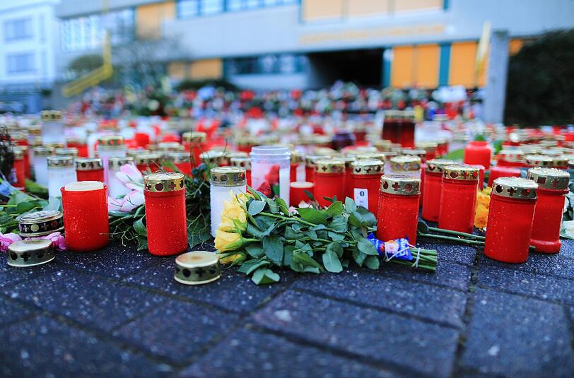 Fährt der Leichenwagen-Konvoi mit den Opfer der Germanwings-Katastrophe am Joseph-König-Gymnasium vorbei? Eine Sondermaschine mit den sterblichen Überresten startet am Dienstag.