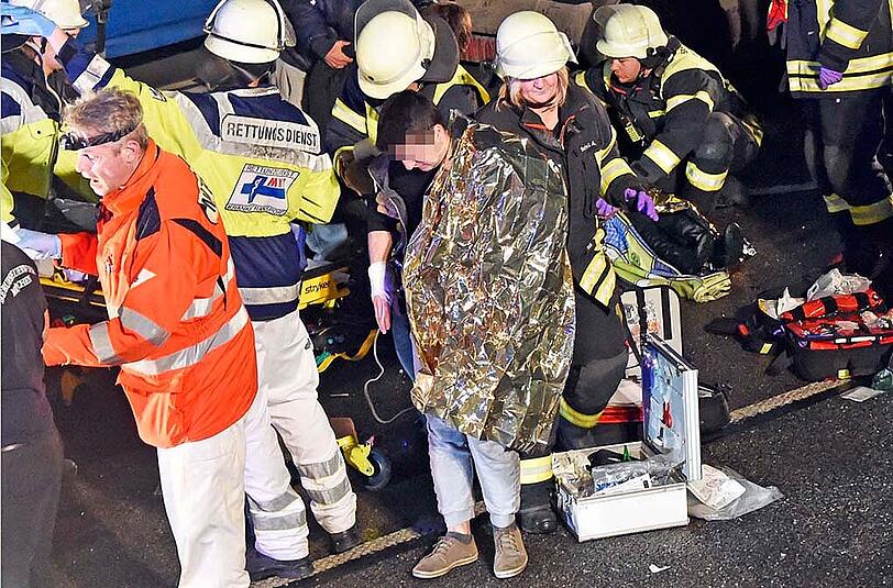 Bilder vom schweren Verkehrsunfall auf der A99 bei Neuherberg. Ein 40-Tonner raste in ein Stauende - mehrere Personen wurden schwer verletzt.