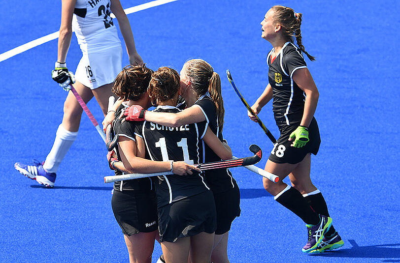 Die deutschen Hockey-Damen jubeln über Silber.