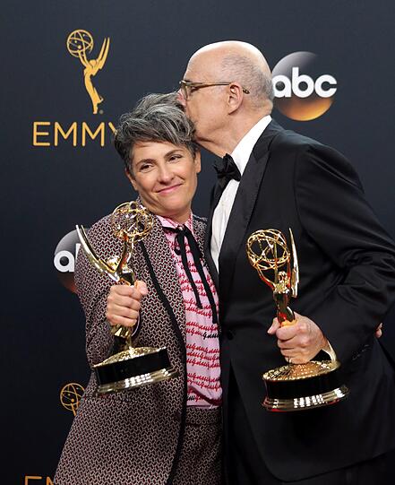 Von Preisträger zu Preisträger: Ein Küsschen für Jill Soloway (l.) von Jeffery Tambor.