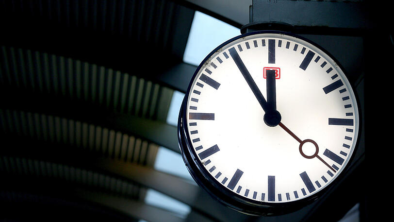 Die Deutsche Bahn ist bei der angestrebten höheren Pünktlichkeit ihrer Fernzüge in diesem Jahr bisher auf Kurs.