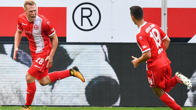 Rouwen Hennings erzielt den Führungstreffer für Fortuna Düsseldorf.