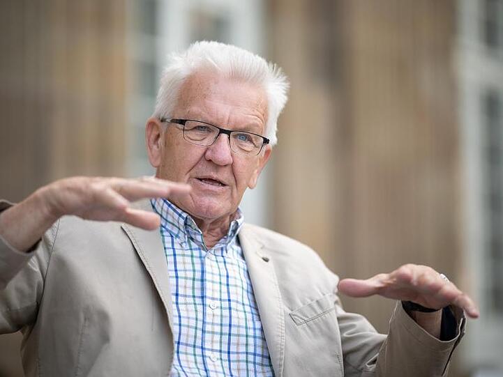 Winfried Kretschmann (Bündnis 90/Die Grünen), Ministerpräsident von Baden-Württemberg, spricht während eines Interviews.