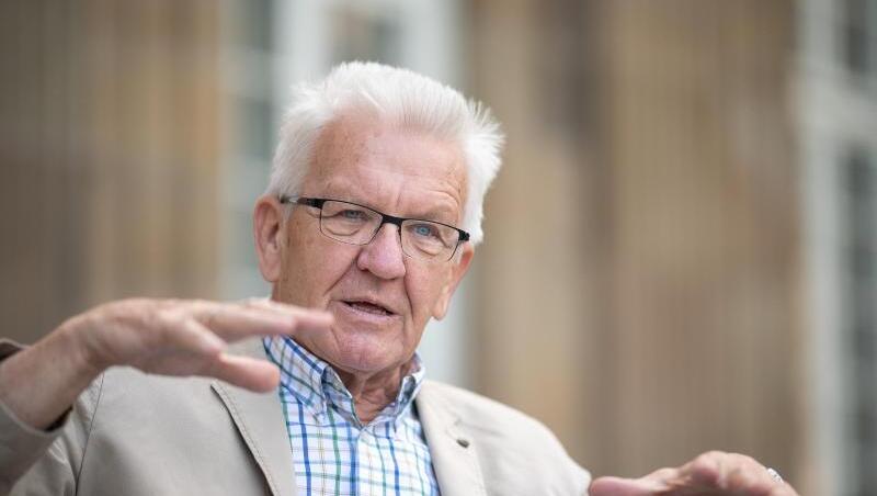 Winfried Kretschmann (Bündnis 90/Die Grünen), Ministerpräsident von Baden-Württemberg, spricht während eines Interviews.