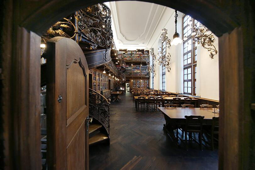 1906 zieht die Bibliothek ins Neue Rathaus ein.