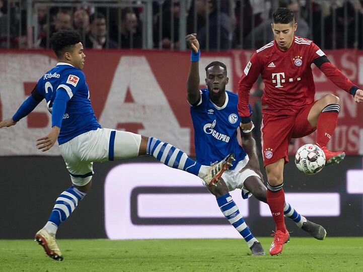 James Rodriguez (r) von München und Weston McKennie von Schalke kämpfen um den Ball. Foto: Sven Hoppe