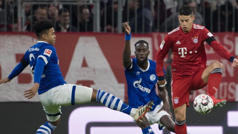 James Rodriguez (r) von München und Weston McKennie von Schalke kämpfen um den Ball. Foto: Sven Hoppe James Rodriguez (r) von München und Weston McKennie von Schalke kämpfen um den Ball. Foto: Sven Hoppe