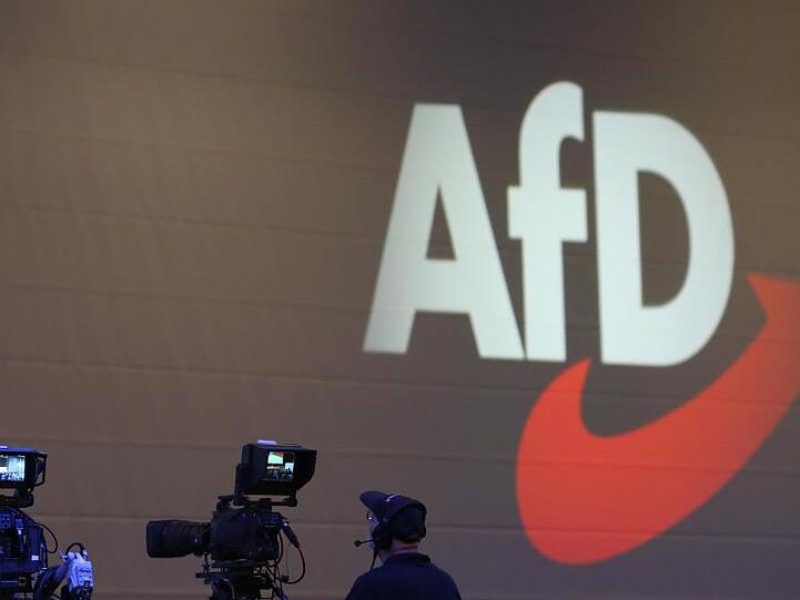 Die AfD will dem Bundesamt für Verfassungsschutz vom Verwaltungsgericht Köln verbieten lassen, sie öffentlich einen "Prüffall" zu nennen.