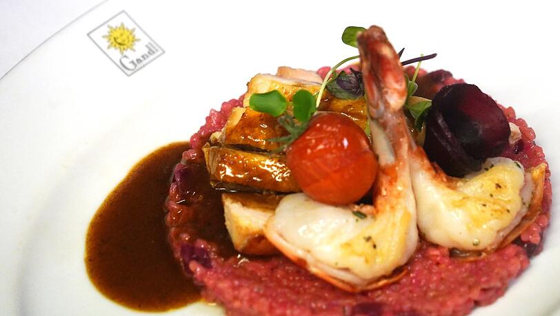 Gang 4: Supreme von der Maispoularde mit Garnele auf Rote-Beete-Graupenrisotto und Rosmarin-Portwein-Jus Gang 4: Supreme von der Maispoularde mit Garnele auf Rote-Beete-Graupenrisotto und Rosmarin-Portwein-Jus