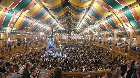 Ein Tisch im Bierzelt gehört für viele Besucherinnen und Besucher des Oktoberfestes dazu. Doch die Verbraucherzentrale warnt vor unseriösen Angeboten für Reservierungen. (Archivfoto)