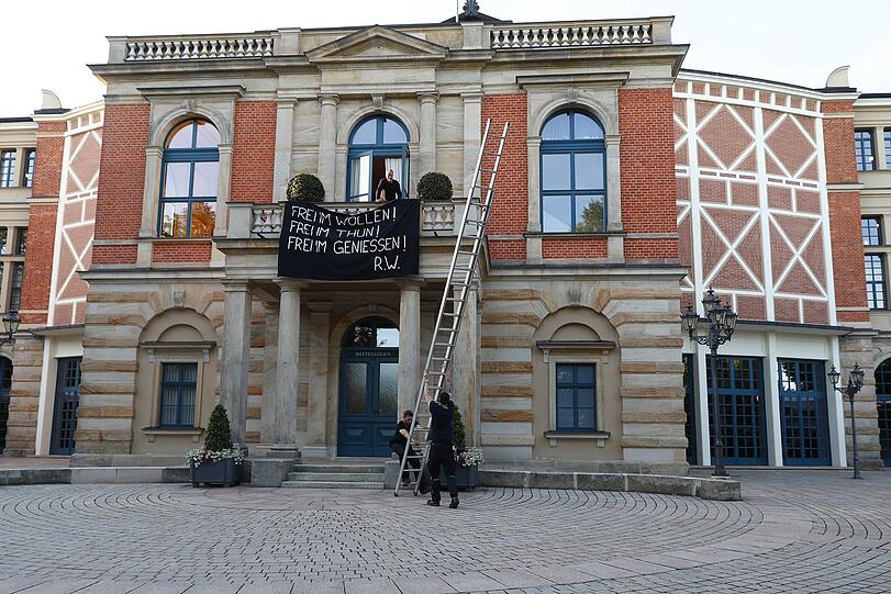 Ein Transparent aus Tobias Kratzers Bayreuther "Tannhäuser"-Inszenierung am Bayreuther Festspielhaus.
