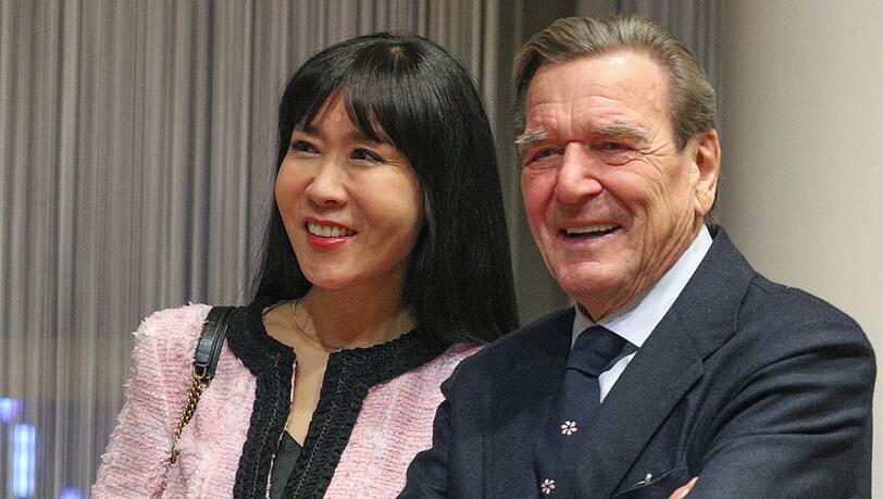 So-yeon Schröder-Kim und Gerhard Schröder sind seit 2018 verheiratet. So-yeon Schröder-Kim und Gerhard Schröder sind seit 2018 verheiratet.