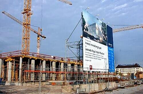 Die Baustelle: Hier an der Moosacher Straße soll das "Leonardo Royal Hotel" Ende 2010 eröffnet werden.