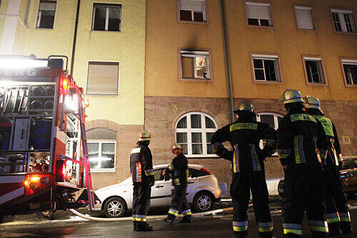 Dramatische Rettung: Die Feuerwehr holte einen 97-Jährigen aus der Wohnung im ersten Stock dieses Hauses in der Hagenstraße.