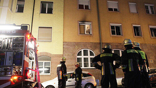 Dramatische Rettung: Die Feuerwehr holte einen 97-Jährigen aus der Wohnung im ersten Stock dieses Hauses in der Hagenstraße. Dramatische Rettung: Die Feuerwehr holte einen 97-Jährigen aus der Wohnung im ersten Stock dieses Hauses in der Hagenstraße.