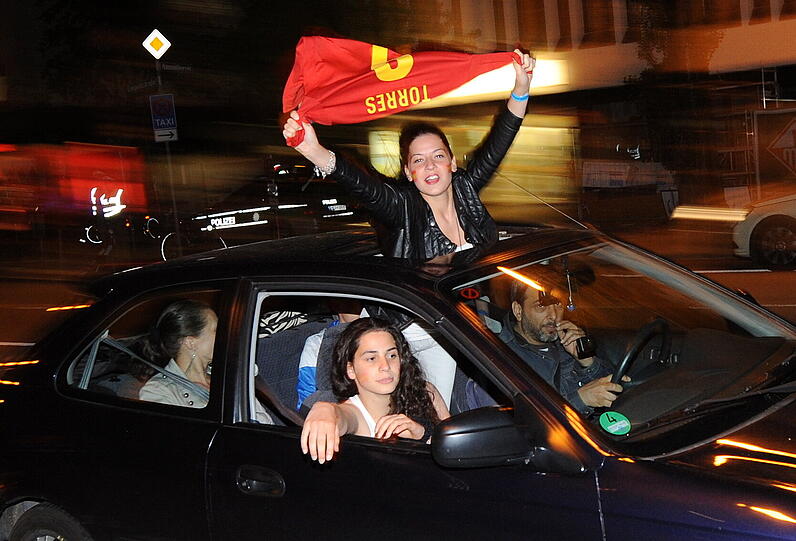Hier jubeln spanische Fans beim Autokorso auf der Leopoldstraße.