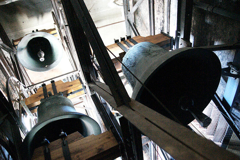 Ein ungewöhnlicher Blick in die Glockenstube der Peterskirche. Die älteste der sieben Glocken wird im Jahr 1382 gegossen.