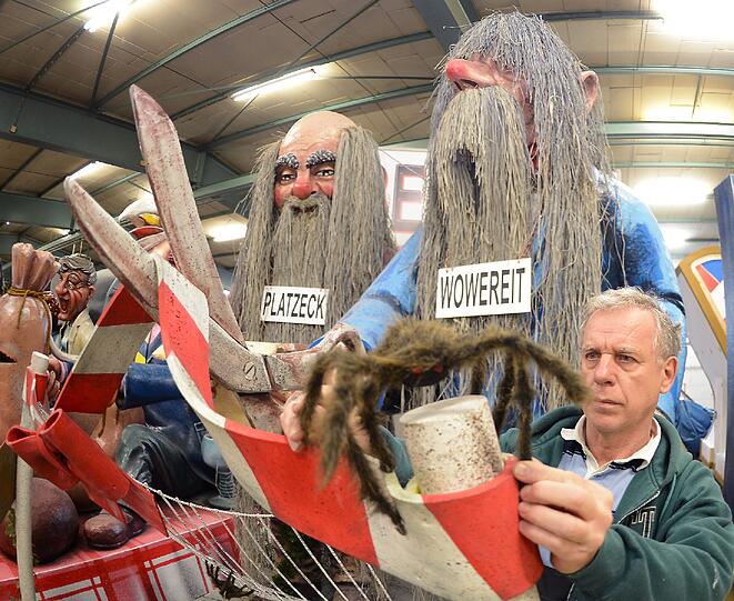 Die Jecken sind los! Vorbereitungen für den Rosenmontagsumzug in Mainz.