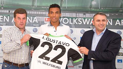 Er kriegt die 22: Luiz Gustavo ist schon in Wolfsburg vorgestellt worden. Die Bilder