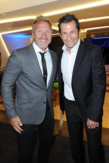 Die ehemaligen Fußballspieler Thorsten Fink und Hasan Salihamidzic genießen den Abend bei der GENTLEMEN STYLE NIGHT im Hotel Vier Jahreszeiten.