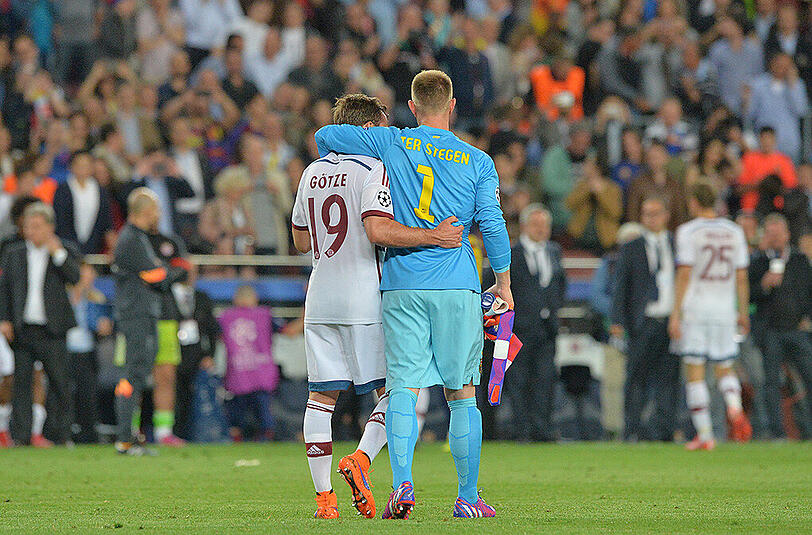 Nach dem Spiel Arm in Arm: Bayerns Mario Götze und Barcas Marc-Andre ter Stegen.
