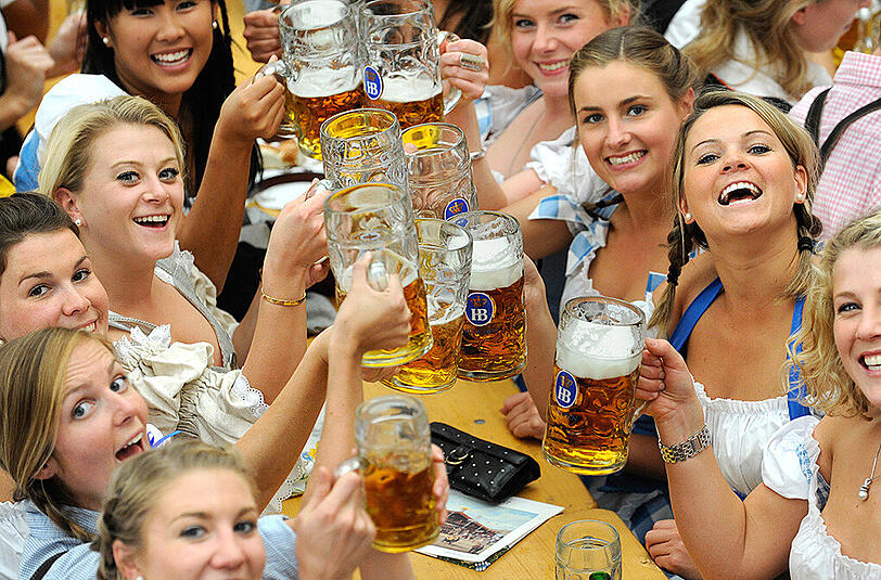 Eine Reservierung für einen Tisch auf der Wiesn zu ergattern ist meist ein Ding der Unmöglichkeit. Die Tische sind schon Monate vor dem Wiesn-Start vergeben, jedoch werden noch immer Reservierungen im Internet angeboten - zu horrenden Preisen. (Archivbild)
