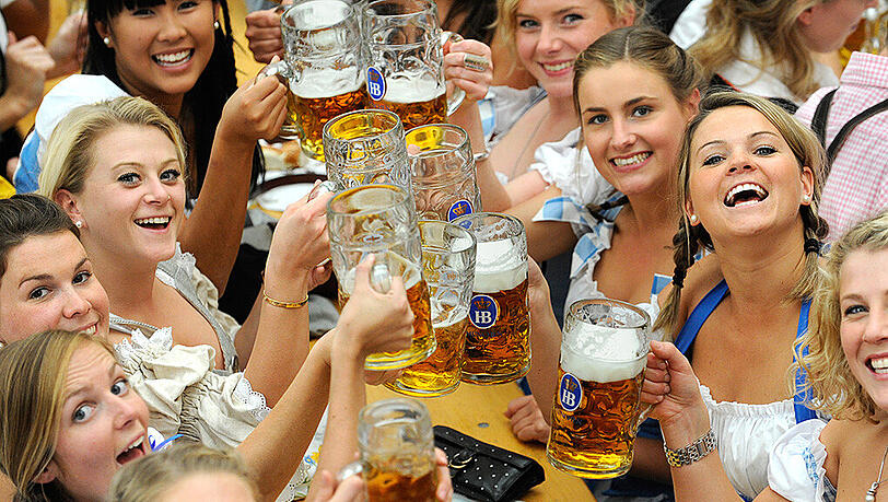 Eine Reservierung für einen Tisch auf der Wiesn zu ergattern ist meist ein Ding der Unmöglichkeit. Die Tische sind schon Monate vor dem Wiesn-Start vergeben, jedoch werden noch immer Reservierungen im Internet angeboten - zu horrenden Preisen. (Archivbild) Eine Reservierung für einen Tisch auf der Wiesn zu ergattern ist meist ein Ding der Unmöglichkeit. Die Tische sind schon Monate vor dem Wiesn-Start vergeben, jedoch werden noch immer Reservierungen im Internet angeboten - zu horrenden Preisen. (Archivbild)