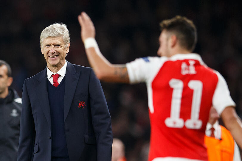 Verstehen sich: Arsenal-Trainer Arsene Wenger und sein Spielmacher Mesut Özil.
