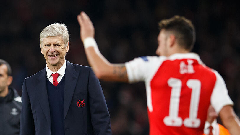 Verstehen sich: Arsenal-Trainer Arsene Wenger und sein Spielmacher Mesut Özil. Verstehen sich: Arsenal-Trainer Arsene Wenger und sein Spielmacher Mesut Özil.