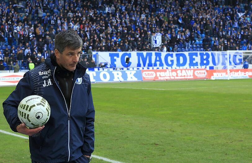Wohl als letztes Team im Rennen: Trainer Jens Härtel und der 1. FC Magdeburg. Der aufstrebende Aufsteiger liegt als Sechster sechs Zähler hinter dem Relegationsrang.