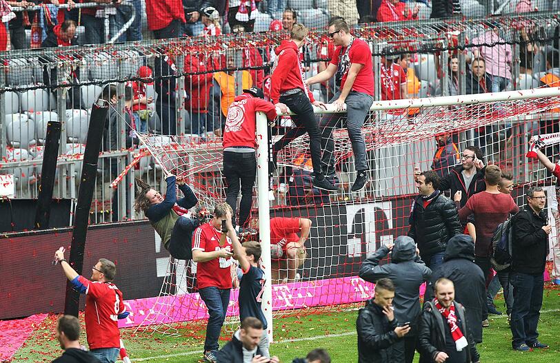 Auch die Fans wollten mitfeiern und stürmten den Platz.
